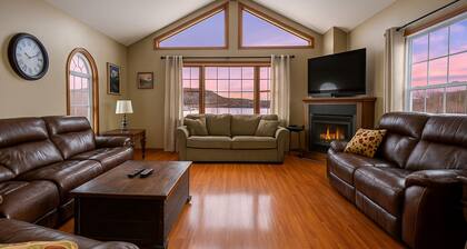 Family & Friends Retreat w/HotTub, Amazing Views, 5 big bedrooms & 14 acres