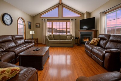 Family & Friends Retreat w/HotTub, Amazing Views, 5 big bedrooms & 14 acres
