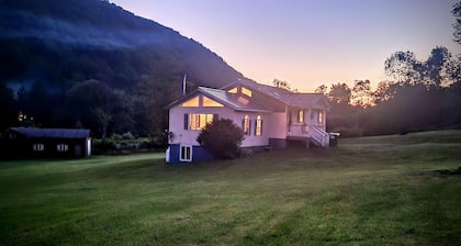 Family & Friends Retreat w/HotTub, Amazing Views, 5 big bedrooms & 14 acres