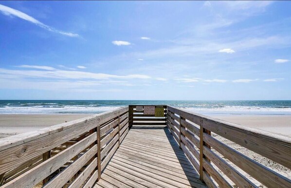 Plage, chaises longues, serviettes de plage