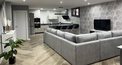 En el Centro del Pueblo. Esta Decorada en Estilo Moderno y es Totalmente Nueva