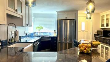 Geladeira, micro-ondas, fogão, cooktop