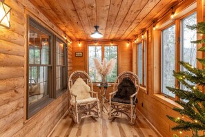 Interior - Cozy Cabin Couture, hottub, dogs (Conway)