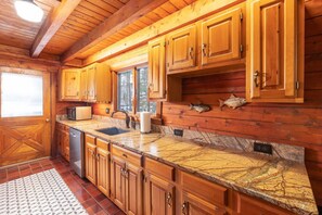 Fridge, microwave, oven, stovetop - Cozy Cabin Couture, hottub, dogs (Conway)