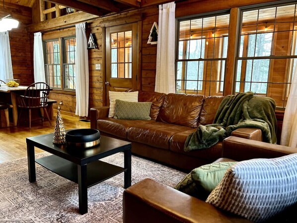 Smart TV - Cozy Cabin Couture, hottub, dogs (Conway)