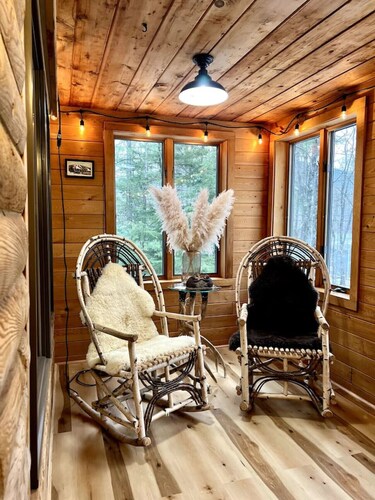 Cozy Cabin Couture, hottub, dogs