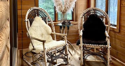 Cozy Cabin Couture, hottub, dogs