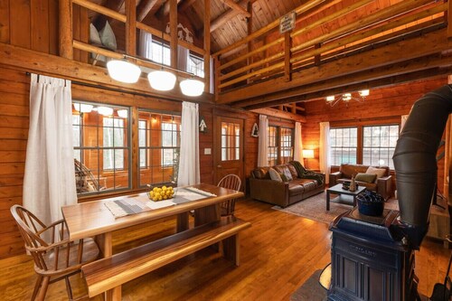 Cozy Cabin Couture, hottub, dogs