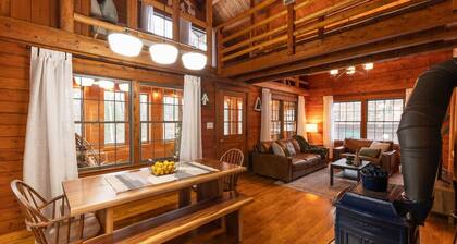 Cozy Cabin Couture, hottub, dogs