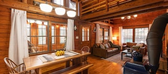 Cozy Cabin Couture, hottub, dogs