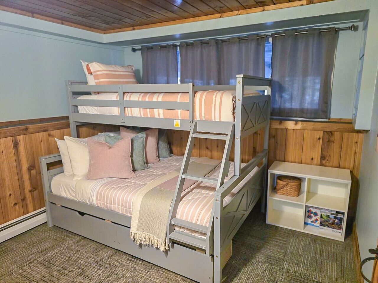 2 camere, una scrivania, ferro/asse da stiro, culla da viaggio