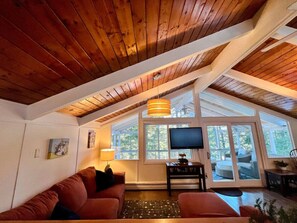 Een televisie en een open haard