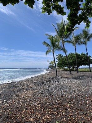 Sun loungers, beach towels - Oceanfront with AMAZING Views and AC! 2 Bedroom, 2 Bath Corner Unit KKSRC #3104 (Kailua-Kona)