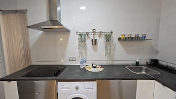 Réfrigérateur, micro-ondes, plaque de cuisson, cafetiÚre/bouilloire