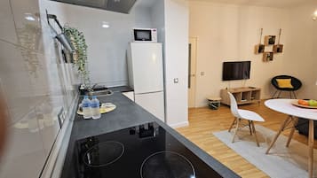 Réfrigérateur, micro-ondes, plaque de cuisson, cafetiÚre/bouilloire