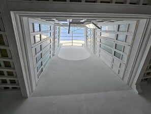A corridor with large windows and a high ceiling. - Paraíso Malecón de Cádiz (Cádiz)