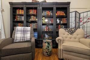 Interior - Room With Private Entrance & Private Bathroom & W/D (Hamilton)