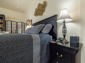 1 bedroom, iron/ironing board, free WiFi, bed sheets - Room With Private Entrance & Private Bathroom & W/D (Hamilton)