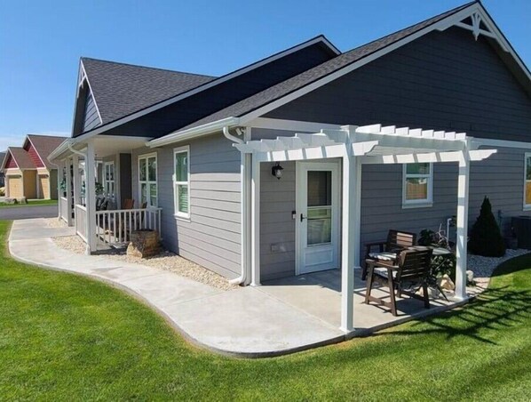 Exterior - Room With Private Entrance & Private Bathroom & W/D (Hamilton)