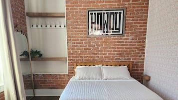 3 makuuhuonetta, työpöytä, ilmainen Wi-Fi, vuodevaatteet