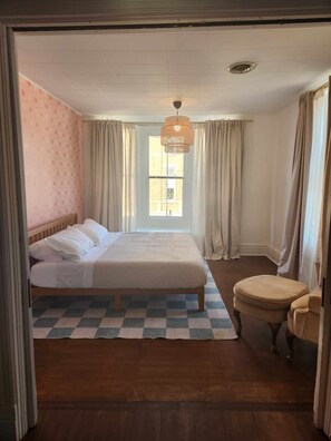 3 bedrooms, desk, free WiFi, bed sheets