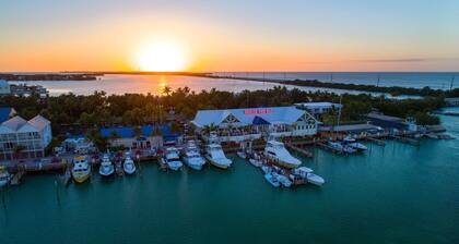Water Front Condo in Duck Key. FREE WIFI! Overlooking the Gulf of Mexico.