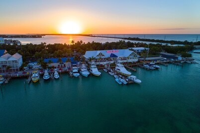 Water Front Condo in Duck Key. FREE WIFI! Overlooking the Gulf of Mexico.