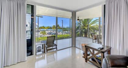 Water Front Condo in Duck Key. FREE WIFI! Overlooking the Gulf of Mexico.