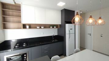 Refrigerador con congelador, microondas, periquera y licuadora