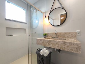 Secador de cabelo, toalhas de banho, sabonete, shampoo