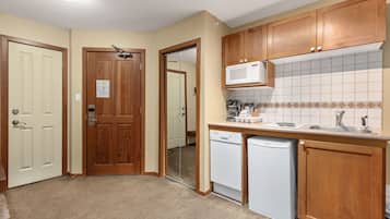 Kühlschrank, Mikrowelle, Herdplatte, Geschirrspüler