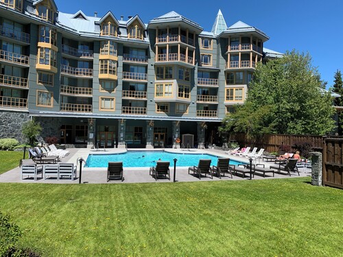 Cascade Lodge suite ski/bike storage room WIFI pool 2 hot tub sauna gym cable TV