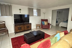 1 bedroom, iron/ironing board, WiFi, bed sheets - Tuttle Bay Getaway Unit A (Sarasota)
