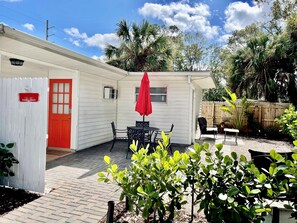 Outdoor dining - Tuttle Bay Getaway Unit A (Sarasota)