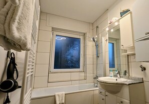 Haartrockner, Handtücher, Seife, Shampoo