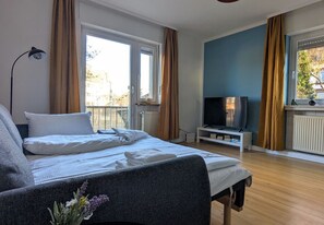 1 habitación, escritorio, tabla de planchar con plancha y cuna de viaje