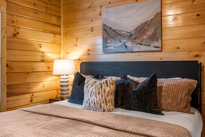 4 bedrooms, desk, iron/ironing board, travel cot - Smokey's Summer Special Retreat! Guest Favorite: Heated Indoor Pool  and Hot Tub (Pigeon Forge)