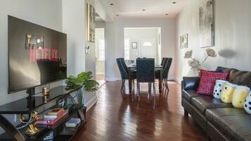 Smart TV, lareira, livros, escritórios