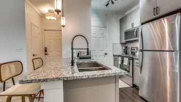 Réfrigérateur, micro-ondes, plaque de cuisson, lave-vaisselle