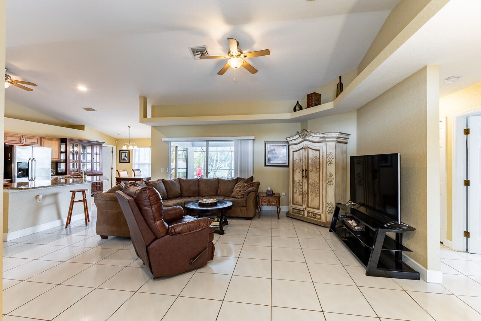 !BRAND NEW LISTING! Beautiful and spacious Pool home in Cape Coral!