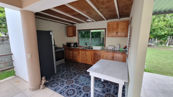 Kühlschrank, Mikrowelle, Ofen, Kochgeschirr/Geschirr/Besteck