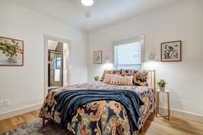 3 bedrooms, desk, travel cot, WiFi