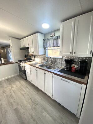 冷蔵庫、電子レンジ、オーブン、コンロ