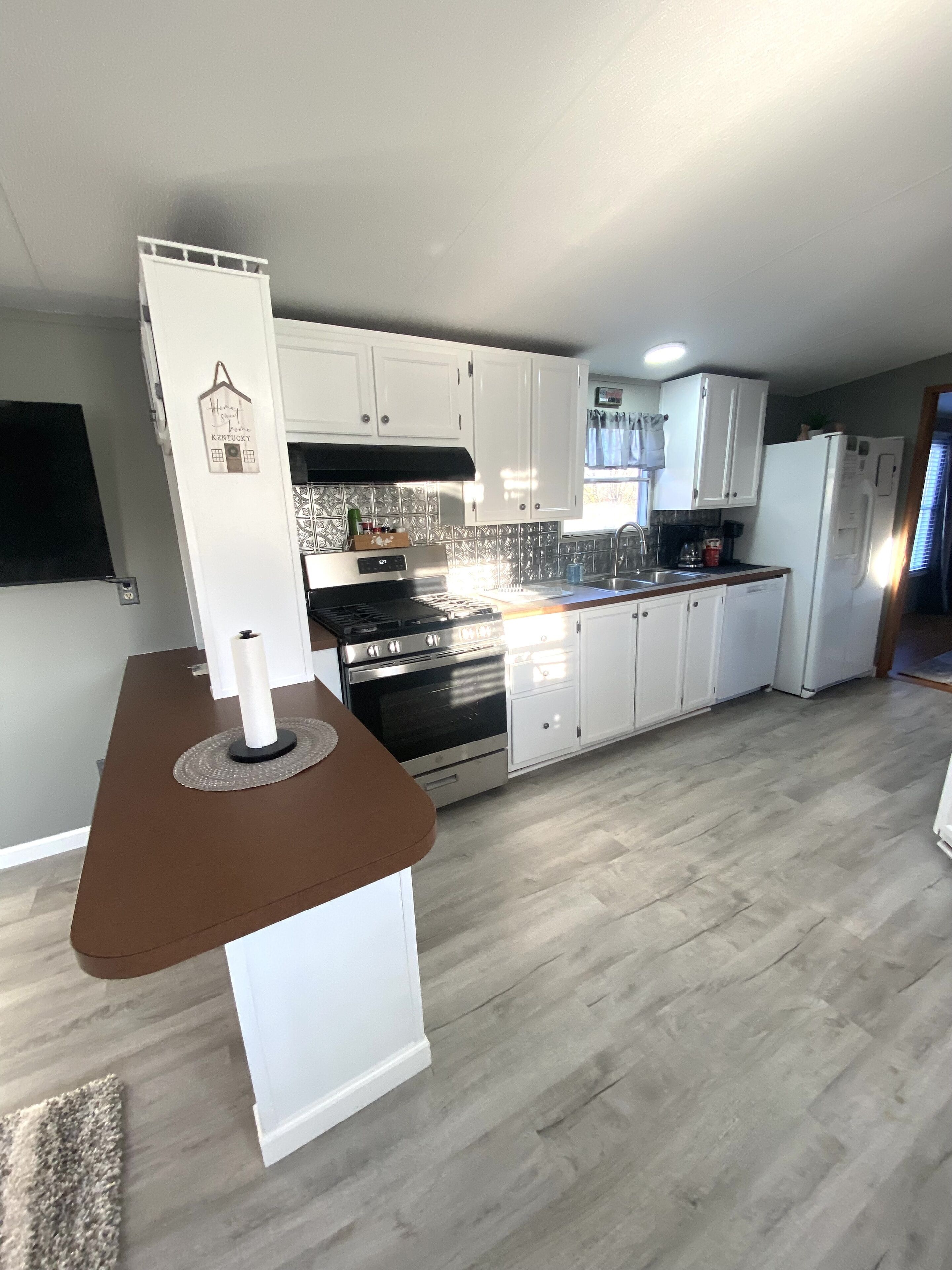 Jääkaappi, mikroaaltouuni, uuni, liesi