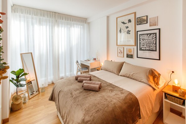 Gallery-Apartment, 1 Doppelbett, Stadtblick | 1 Schlafzimmer, Daunenbettdecken, Betten mit Memory-Foam-Matratzen