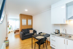 Appartement Galerie, 1 lit double, vue sur la ville | 1 chambre, couette en duvet, lit avec matelas en mousse à mémoire