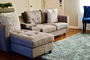 Living area - Cheerful and Cozy 3-bedroom home with hot tub. You’ll love! (Tulsa)