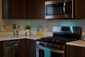 Private kitchen - Cheerful and Cozy 3-bedroom home with hot tub. You’ll love! (Tulsa)