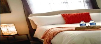 Cheerful and Cozy 3-bedroom home with hot tub. You’ll love!