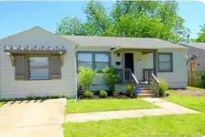 Exterior - Cheerful and Cozy 3-bedroom home with hot tub. You’ll love! (Tulsa)